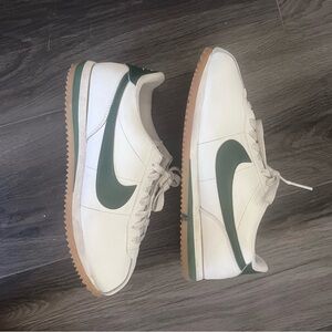 Nike Cortez Off White/Green Women’s 9